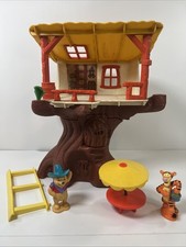 1975 Hasbro Tree House with Tigger Winnie the Pooh Figures Umbrella Table