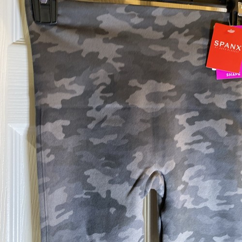 Spanx Women MEDIUM Cropped Lamn Leggings Camo Shape Relax Stretch Sexy Slim Fit - Picture 2 of 11