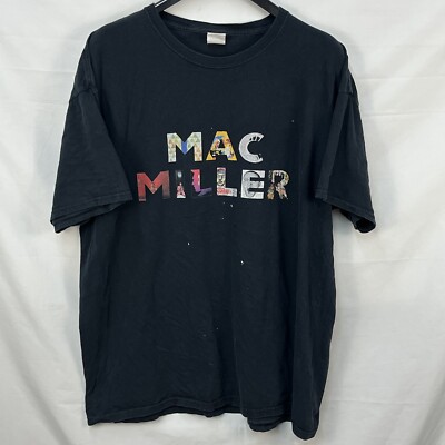 T-shirt In Cotone Nera T-Shirt Mac Miller Uomo/Donna - Maglietta In Cotone, Taglie S-5XL, Spedizione Veloce | Design Logo Maglietta Mac Miller T-shirt In Cotone Nera T-Shirt Mac Miller Uomo/Donna - Maglietta In Cotone, Taglie S-5XL, Spedizione Veloce | Design Logo Maglietta Mac Miller