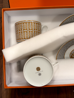 Tasses Et Soucoupes Petit Déjeuner HERMÈS - Motif Mosaïque Au 24 Doré - Porcelaine De France - Lot De 2 - Neuf Sous Boîte