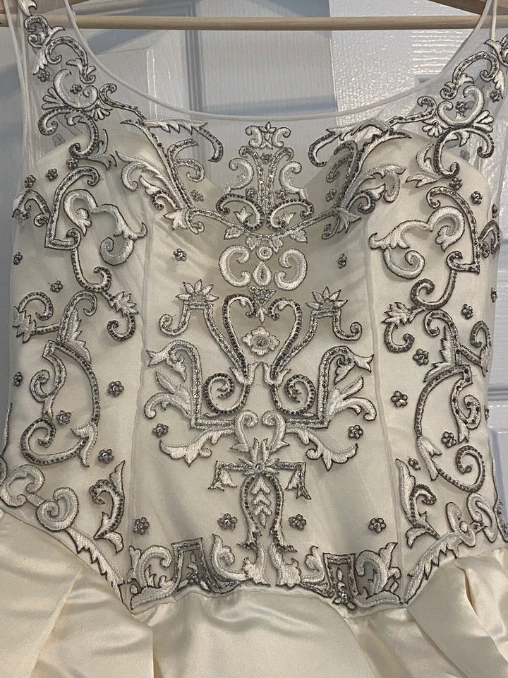 Vestido de novia princesa REEM ACRA marfil NY bordado talla 6 pequeño para 5 pies Foto 3 de 4