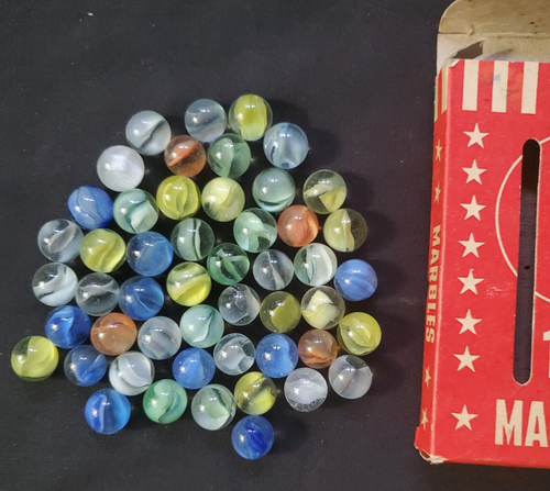 Vintage Cat Eye marbles (50) in red box, USA made, very good condition - Picture 4 of 5