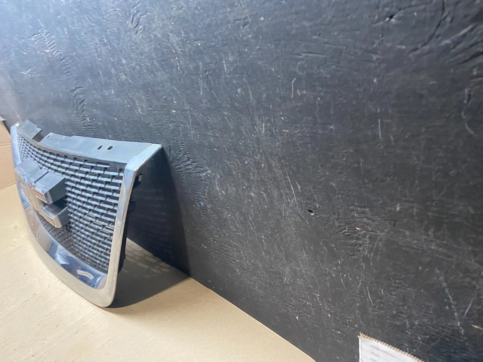 GMC Acadia 2007 a 2012 parrilla superior delantera OEM N3199 DG Foto 2 de 4