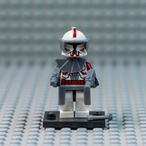 Lego Star Wars - Commander Fox minifigure w/accessories from 7681, no cracks