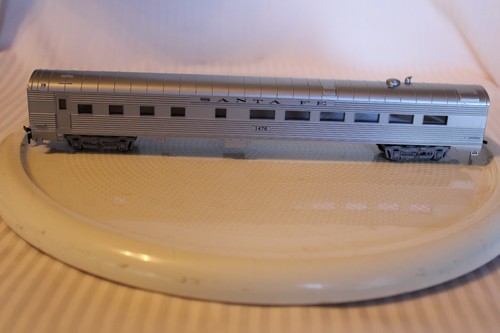 HO Scale Con-Cor, Diner Personenwagen, silber, Santa Fe #1476 gebaut | Zustand: Used