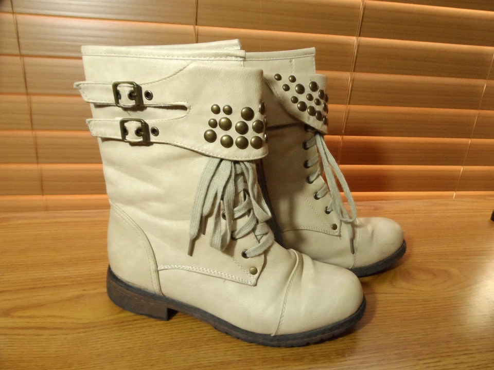 WILD DIVA LOUNGE Botas de Motociclista con Tachuelas para Mujer 7 Beige Tostado Encaje y Cremallera Punk Gótico Foto 3 de 4