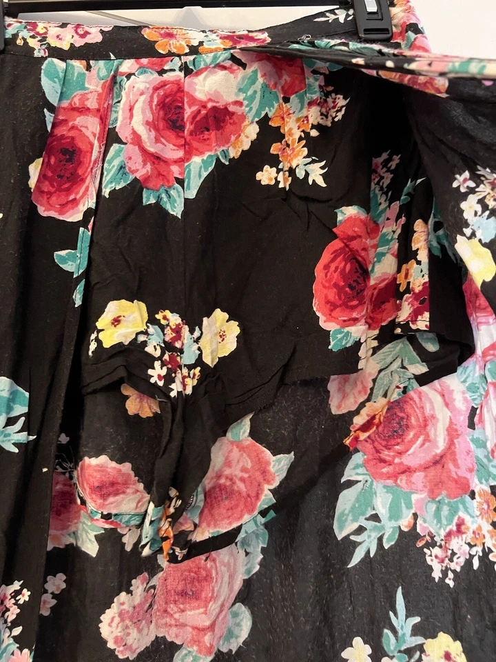 Maxi Falda Derek Corazón Talla L Negra Floral ¡Con Pantalones Cortos Incorporados! Foto 3 de 4