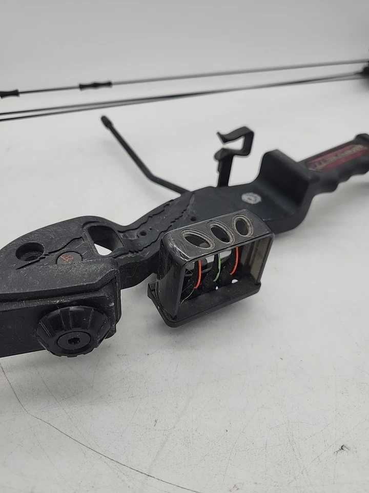 Arco compuesto juvenil Barnett Archery Tomcat negro y rosa con 3 flechas Foto 3 de 4