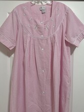 Miss Elaine Womens Embroidered Floral Seersucker Full Snap Nightgown Size L NWOT