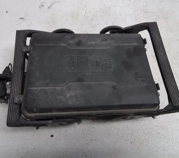 2017-2019 Chevy Silverado Sierra 1500 2500 Engine Compartment Fuse Box 84008527 - Image 2 of 4