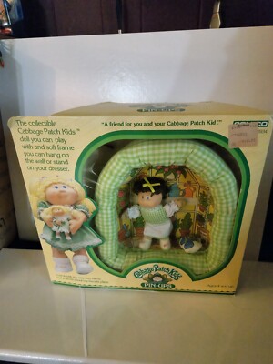 Cabbage Patch Kids Pin-ups Girl with brown hair, yellow bow, green sleeper NIP