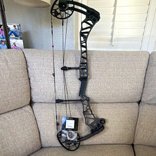 Mathews Traverse Compound Bow Right Hand 60lb 32in Length, Black Aluminum