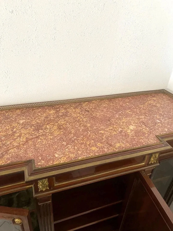 Magnífico gabinete francés antiguo pintado a mano de caoba y latón Foto 3 de 4