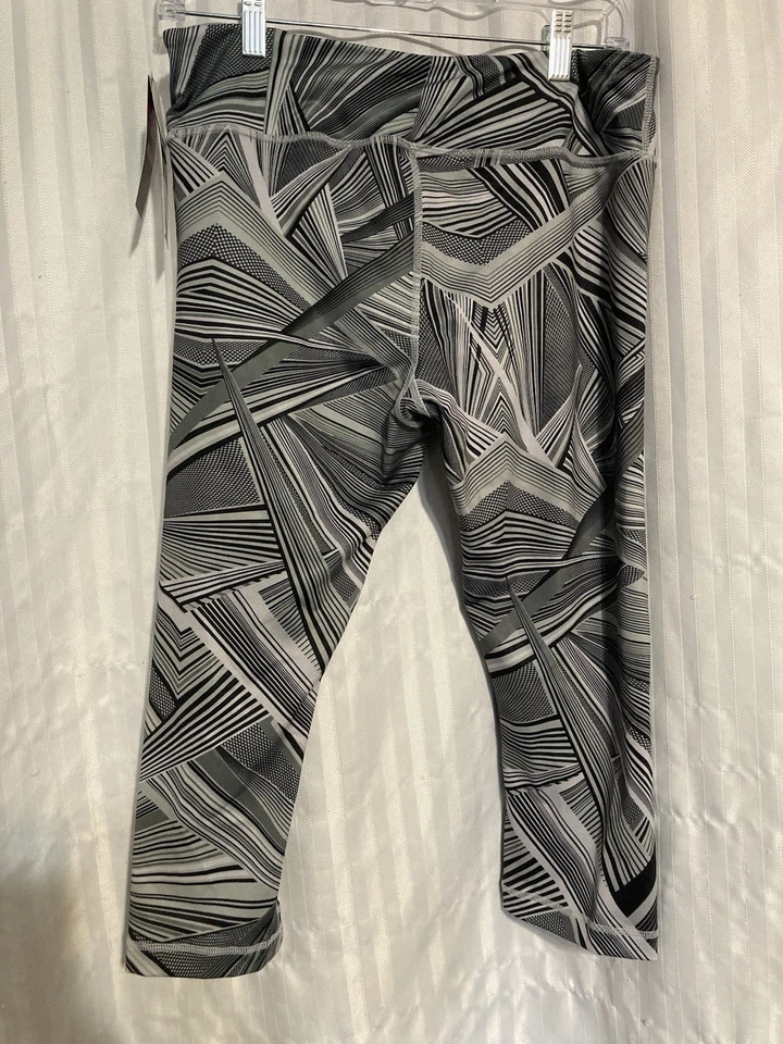 Леггинсы ZUMBA Dazzlin' Capri Booty Flattering-Slimming-Flattens Tummy Z-Dri™ - Изображение 4 из 4