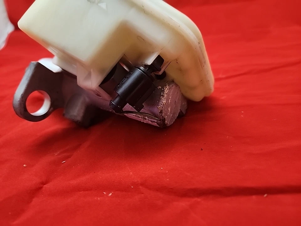 2004-2010 AUDI A8 QUATTRO - Brake Master Cylinder Reservoir / TANK 4E0611301A E6 Foto 3 de 4