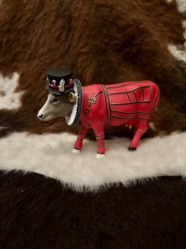2002 Cow Parade Item Number 7247 “Beefeater-It Ain’t Natural”  Shipped Insured. 