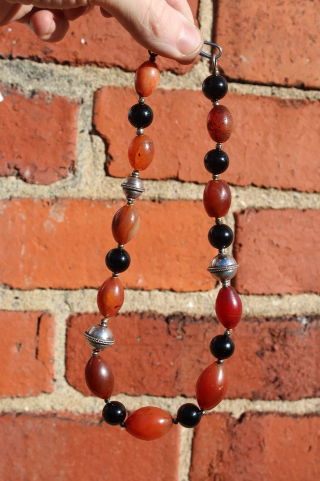 Raro antigo chinês tibetano Pema Raka cornalina e preto. Colar de contas comerciais de ônix - Imagem 2 de 4