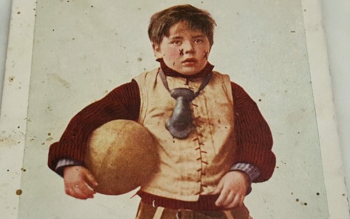 Antigua postal de un niño con bola con cuadro a color - Imagen 2 de 4