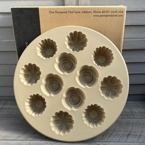 The Pampered Chef Silicone 13” Round Mini Muffin Cake Pan Moulds Roses Rare NEW - Picture 3 of 7