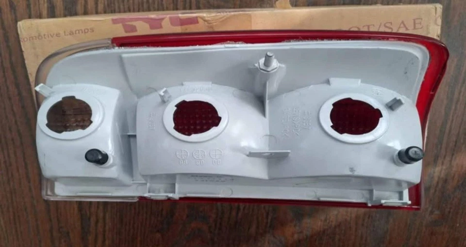 Conjunto de luz trasera de repuesto lateral pasajero TYC 11-3203-01 Chevrolet/GMC Foto 2 de 4