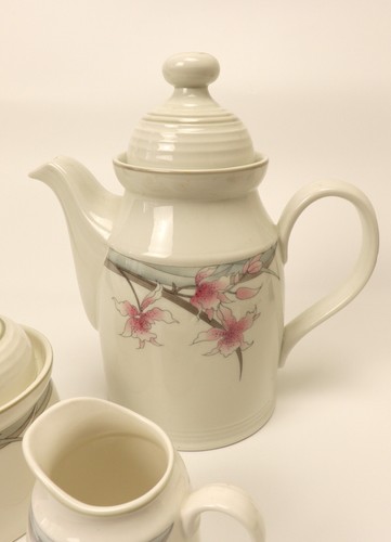 Vintage Royal Doulton Teapot Sugar Bowl Milk Jug Set Fresh Flowers L.S.1052 - Picture 4 of 14