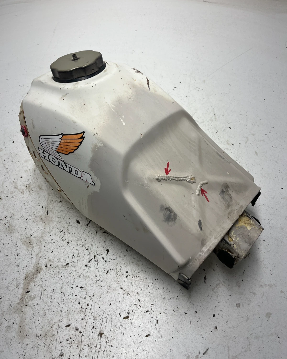 83 1983 Honda ATC 200 X atc200x OEM NO HOLES! Gas Tank Fuel Cell Mounts Cap