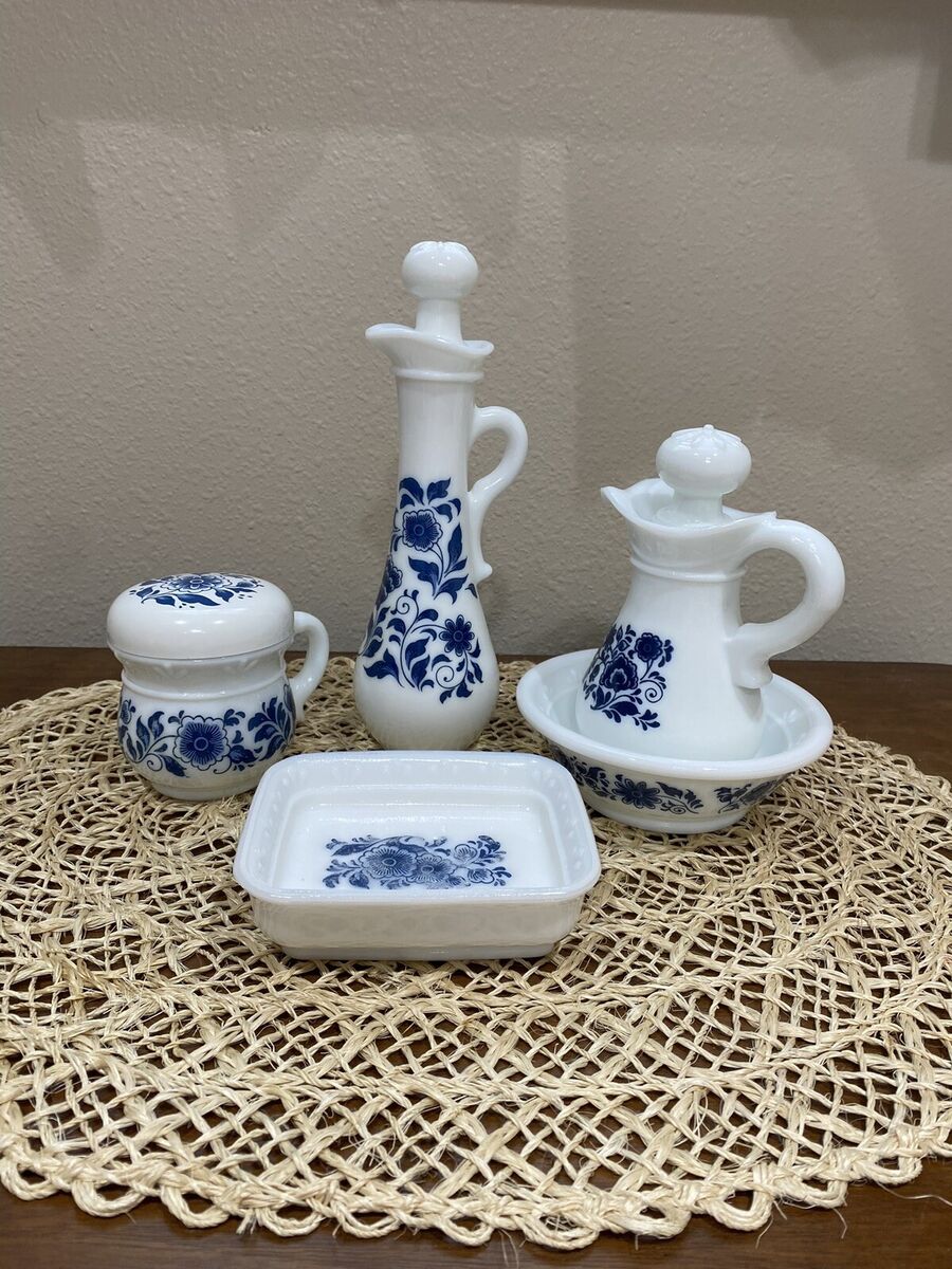 Antique 2 piece Blue and White Soap dishh (TRE) Antique 2 piece Blue and White Soap dishh (TRE)