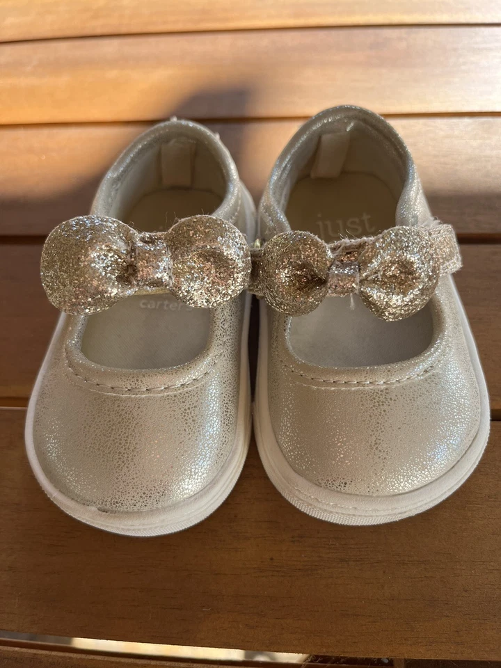 Zapatos de vestir Carter’s para niñas pequeñas dorados metálicos brillo pajarita talla 3 Foto 3 de 4