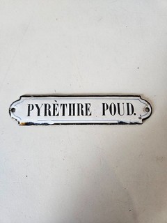 Ancienne Petite Plaque de Porte Emaillée ' Pyrèthre Poud . '
