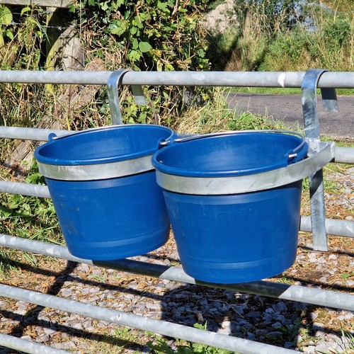 5L Bucket Holder Feeder Hanger Trough Water Equine Livestock Sheep
