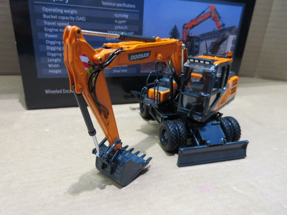 Universal Hobbies UH Doosan DX140W Excavator model rubber duck excavator. - Image 3 of 4