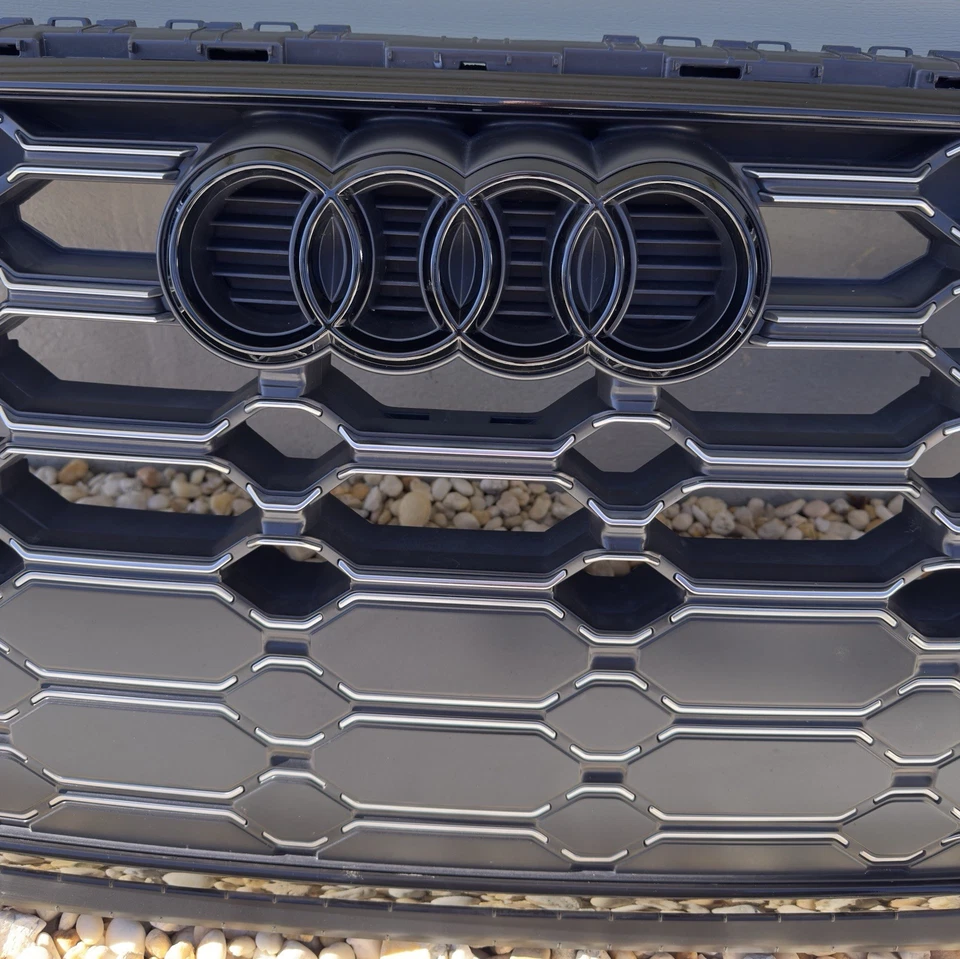 Parrilla delantera OEM AUDI SQ5 B9 con emblema negro (desde 2021 audi sq5) Foto 2 de 4