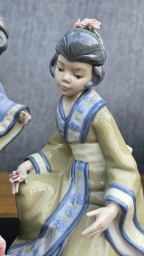 NADAL SPANISCHES PORZELLAN DREI GROSSE GEISHA FIGUREN AUF SCHWARZ GLÄNZENDEM SOCKEL 41 CM - Bild 14 von 23