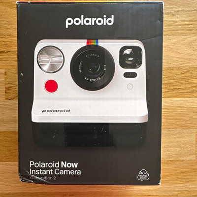 Polaroid Now Sofortbildkamera Generation 2   Weiß/Schwarz/Rot