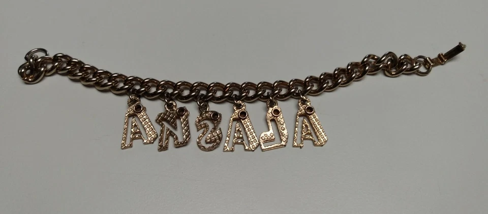 Pulsera con dije de Alaska para dama (piedra rosa en cada letra) Foto 4 de 4