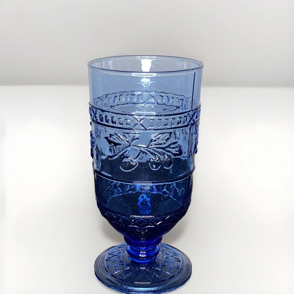 Tres utensilios de té helado con tallo azul de vidrio prensado de la depresión con frutas en relieve Foto 2 de 4