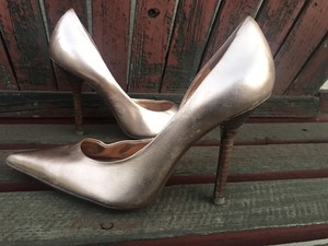 guess carrie pumps