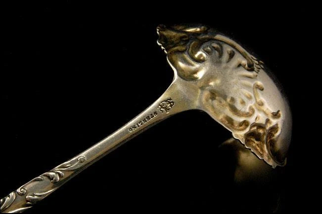 ANTIGUA CUCHARA CUCHARÓN ART NOUVEAU REPOUSSE PLATA ESTERLINA A802-318 Foto 3 de 4