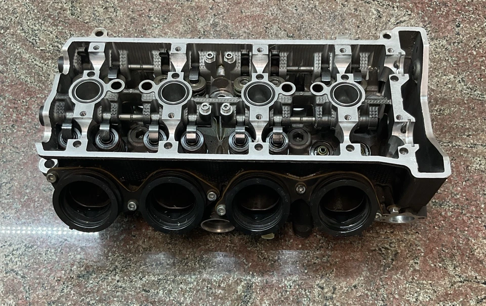 Головка блока цилиндров 2015-2024 Yamaha YZF-R1 YZF-R1M от оригинального производителя 2CR-W1101-07-00 в сборе - Изображение 2 из 4