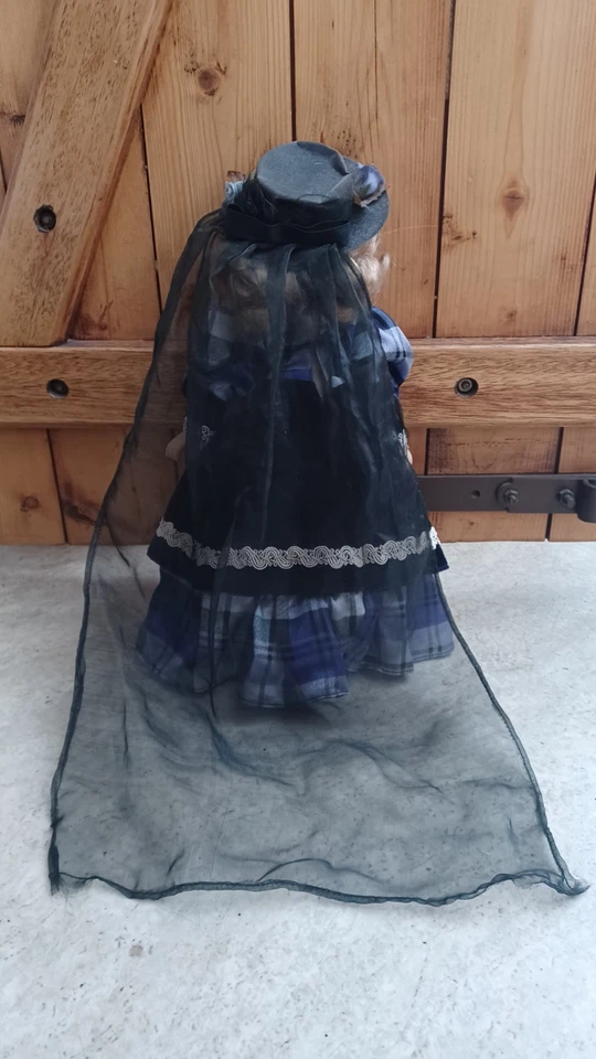 Poupée de collection en porcelaine cavalière avec chapeau 36 cm - Photo 2/3