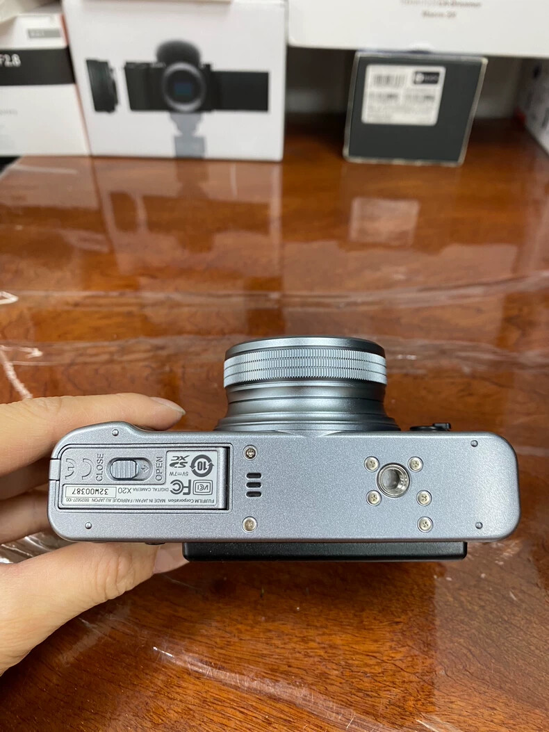 FUJIFILM Fuji X20 12.0MP Digital F2.0-2.8 lens Camera 4x optical