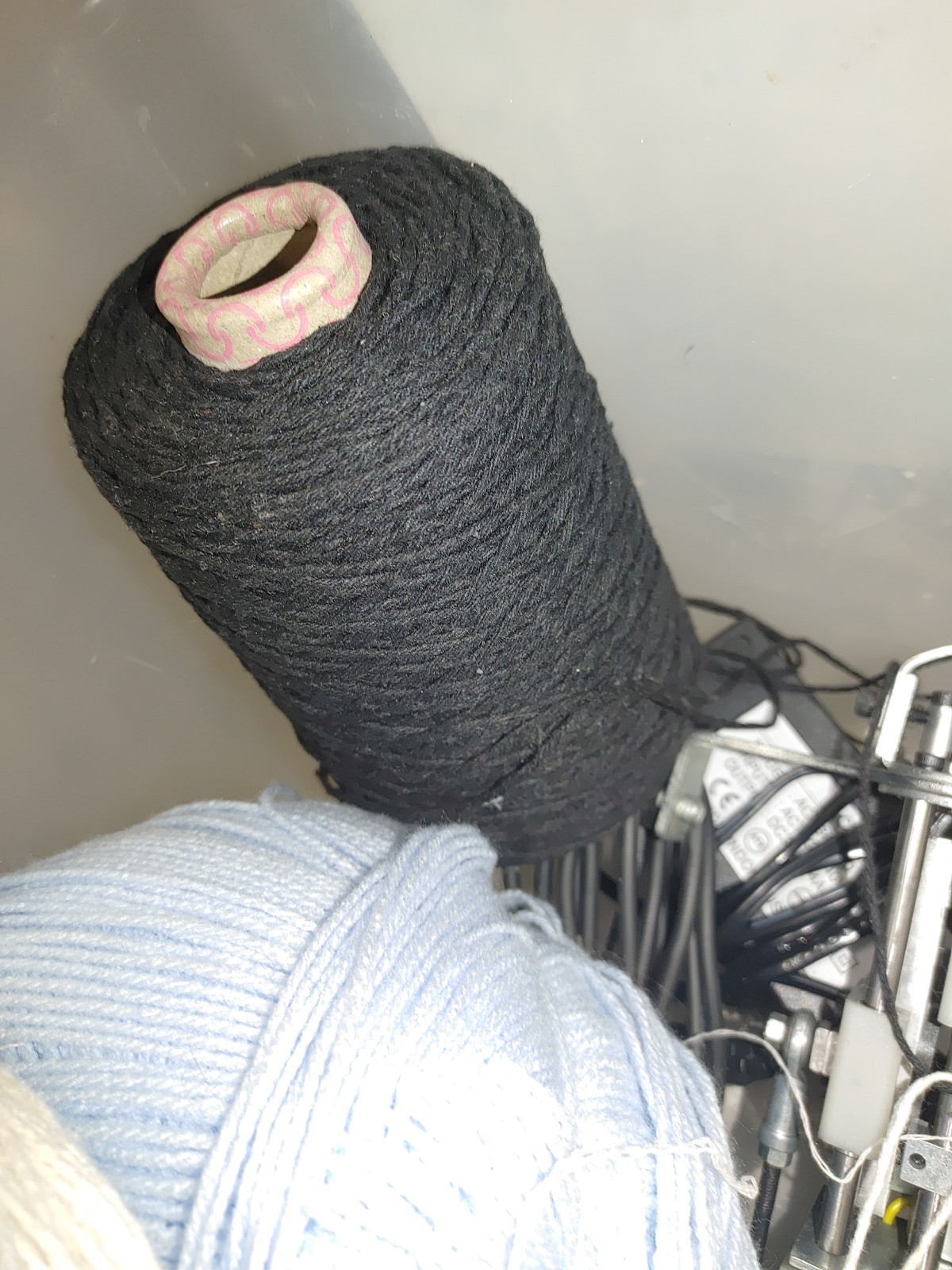 TUFT THE WORLD Cut Pile AK-1 Tufting Machine. rug making machine with yarn