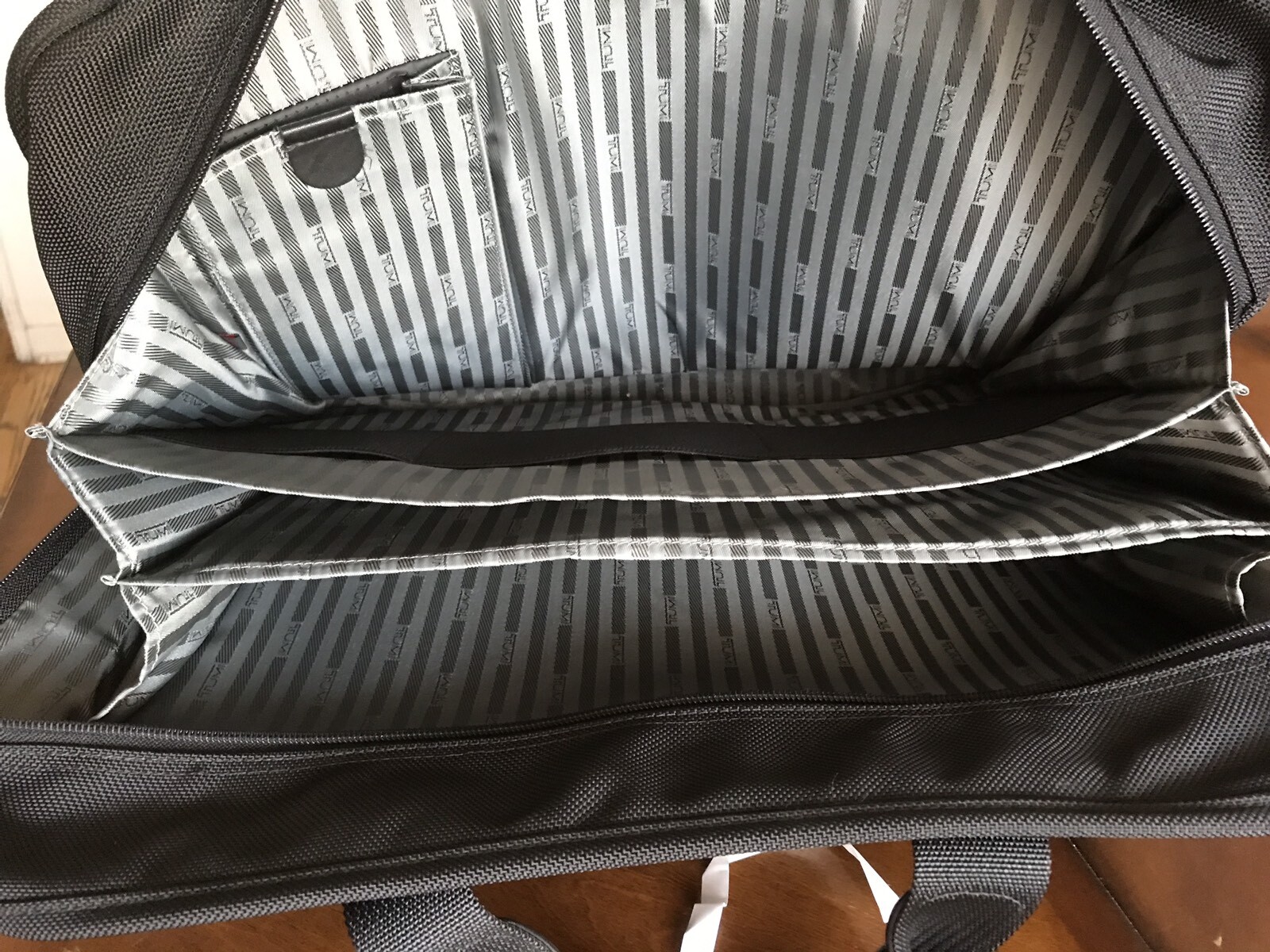 TUMI Alpha 17” Expandable Soft Laptop Briefcase Bla… Gem