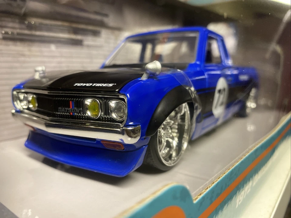 Pickup Datsun 620 1972 Jada Toys azul metálico/con llantas cromadas mejoradas Foto 3 de 4