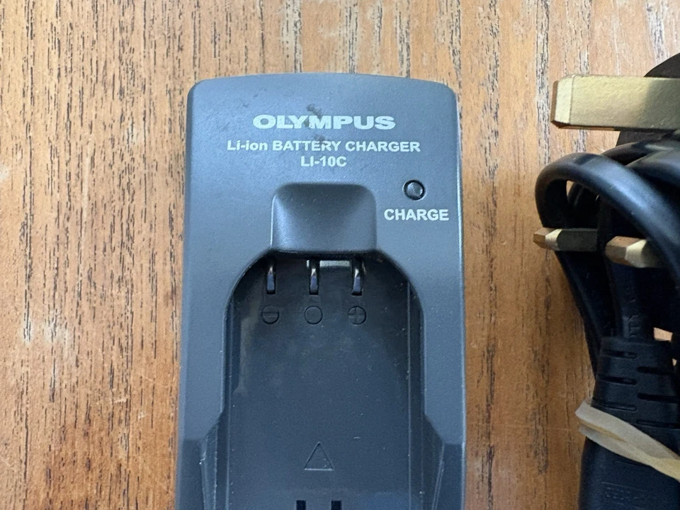 Cargador y cable Olympus modelo Li-10C. Foto 2 de 4