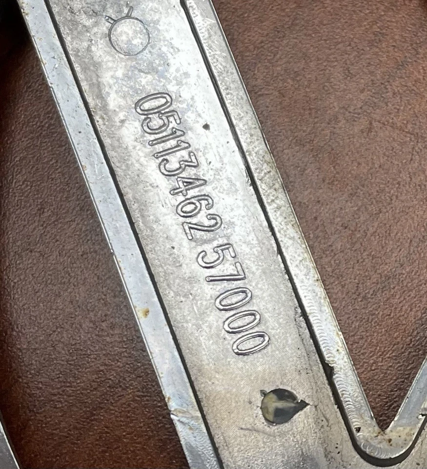 Задняя эмблема 2009-2014 VW Volkswagen Routan 05113462 - Изображение 4 из 4