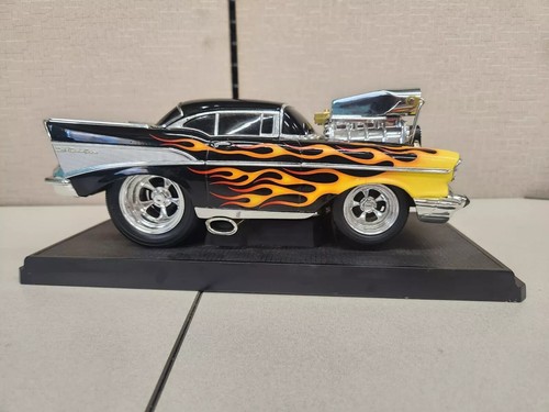 HOT! Muscle Machines 1957 CHEVY Black w/Flames 1:18 Scale LOOSE