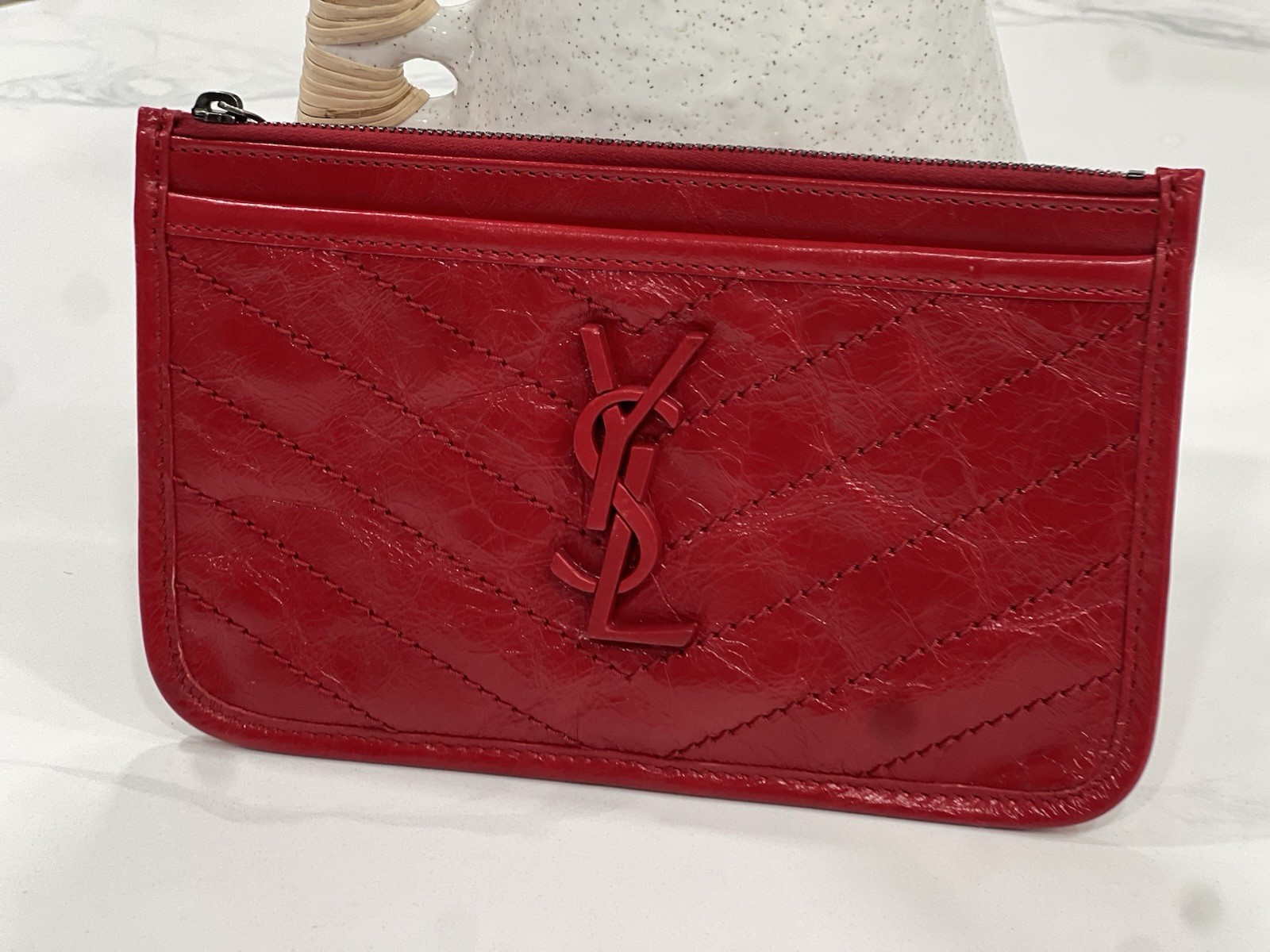 Borsa busta pochette Saint Laurent Patent piccola rossa con logo frontale in metallo