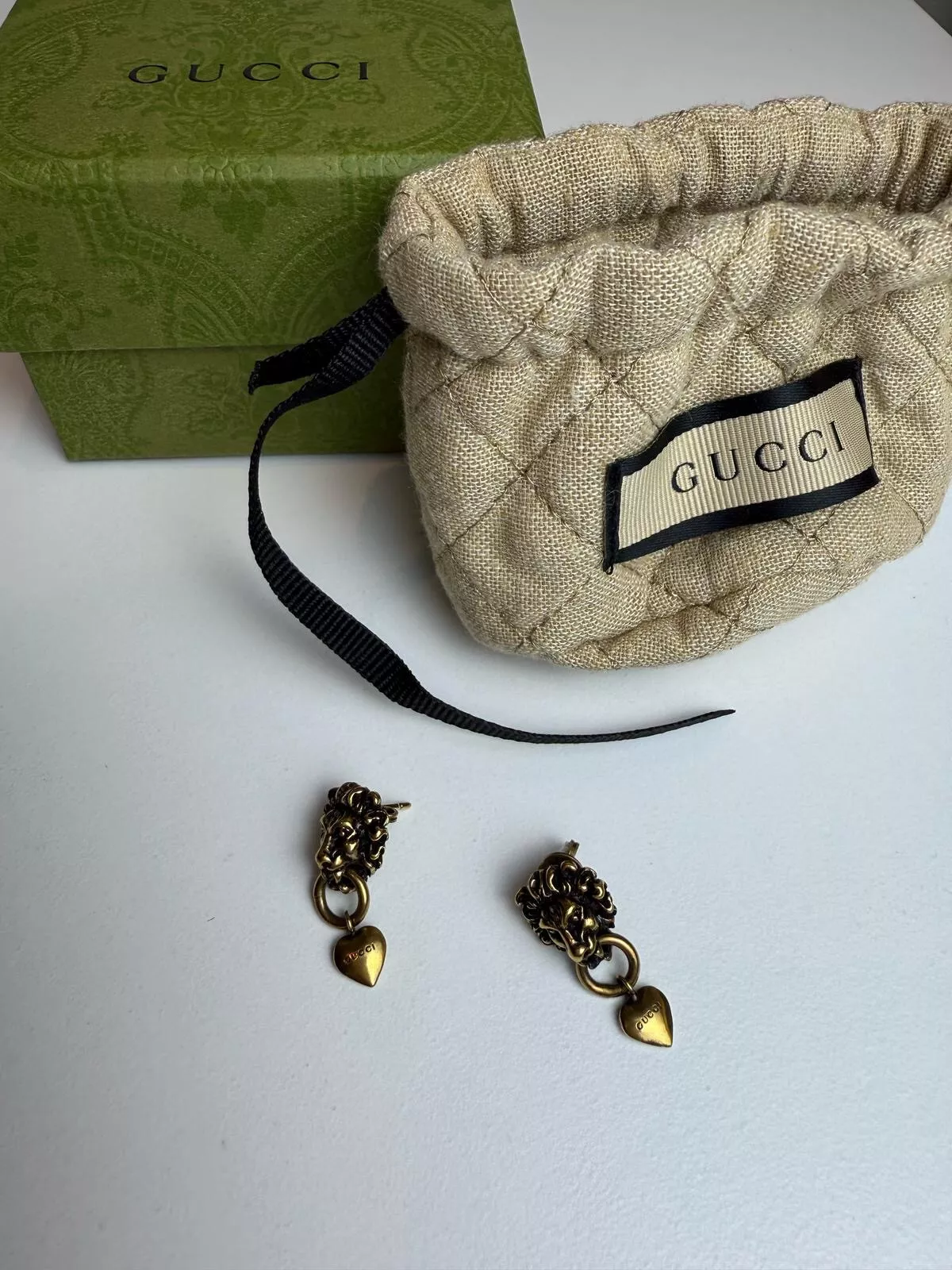 Boucles d'oreilles goutte dorée Gucci tête de lion coeur neuves dans leur boîte