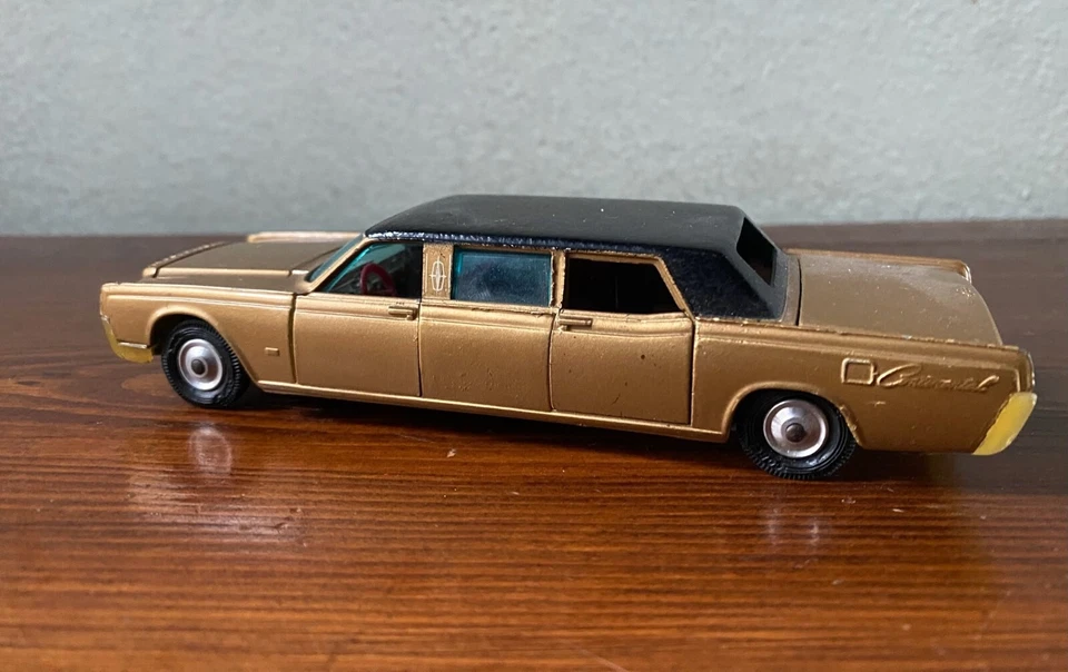 CORGI TOYS LINCOLN CONTINENTAL LIMOUSINE VERY GOOD ORIGINAL CONDITIONS 1:43 - Immagine 3 di 4